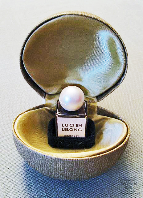 "Indiscret" by Lelong - Clamshell Presentation